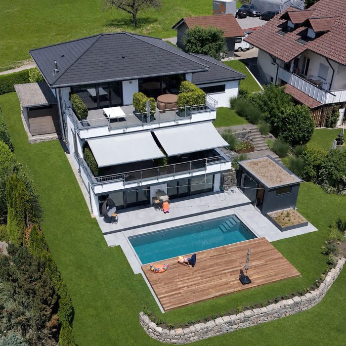 Garten mit Pool, Hanglage